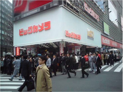 Customers-queue-at-Bic-Camera-Yurakucho-489x366