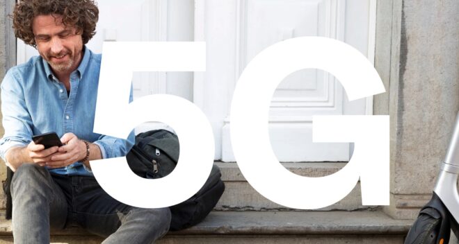 Un homme avec un smartphone et la 5G pour Telenet en Belgique