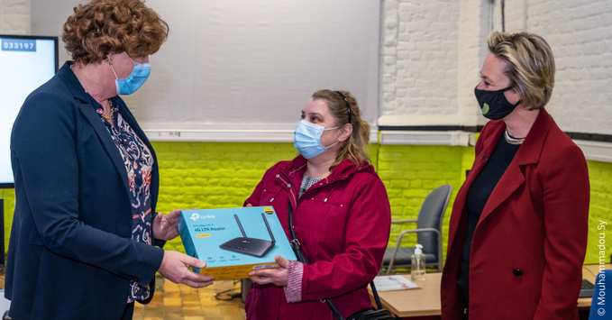 Petra de Sutter remet un modem à un abonné