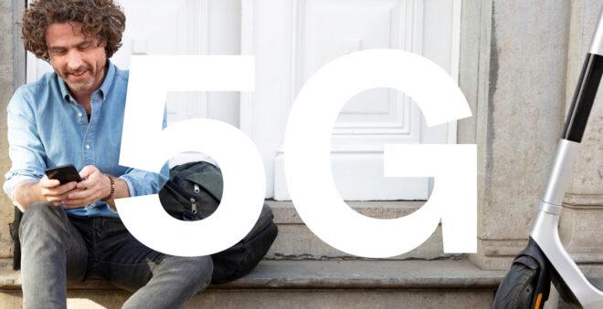 Un homme se connecte à la 5G avec BASE Telenet 